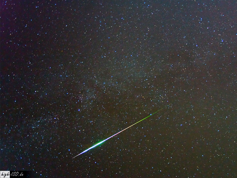 Link zu Beobachtungshinweisen für das dritte Quartal 2025 – Das Bild zeigt einen Perseiden-Meteor, der als Teil des Perseiden-Stroms zu sehen ist.