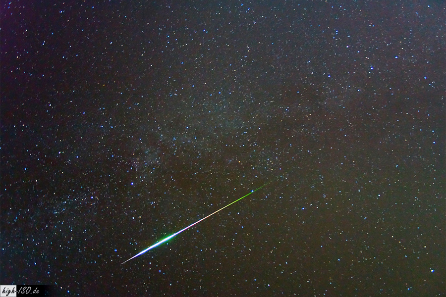 Das Bild zeigt einen Meteor, der als Teil des Perseiden-Stroms zu sehen ist. 