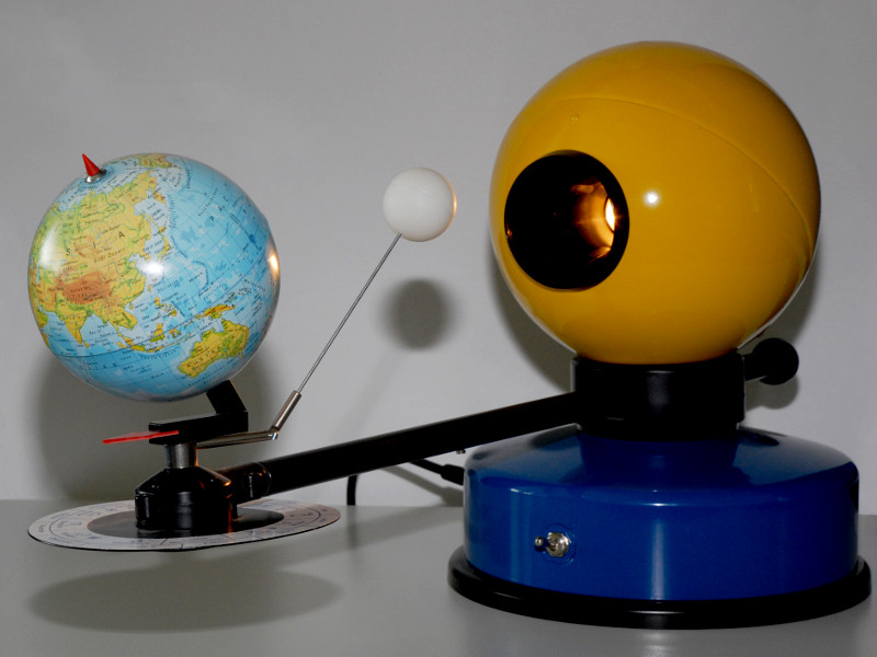 Link zu Informationen über AstroScout-Treffen auf der Homepage des Planetarium Mannheim – Das Bild zeigt ein Tellurium. Mit diesem Modell kann man die jahreszeitliche Bewegung der Erde um die Sonne und die Bewegung des Mondes um die Erde darstellen.