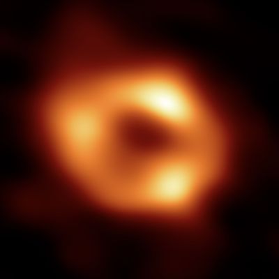 Link zur Beschreibung des Schülerworkshops „Licht im gekrümmten Raum - Das Bild eines Schwarzen Lochs verstehen“ - Das Bild zeigt den „Schatten“ des Schwarzen Lochs Sagittarius A* im Zentrum der Milchstraße, aufgenommen mit dem „Event Horizon Telescope“ (EHT).