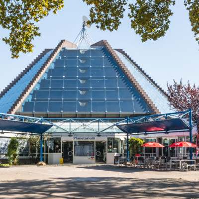 Das Bild zeigt den Eingangsbereich des Planetarium Mannheim bei Tag.