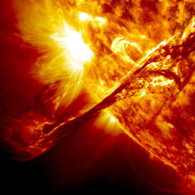 Das Bild zeigt eine Aufnahme der Sonne im ultravioletten Licht. Von ihrer Oberfläche geht eine bogenartige Struktur aus. Dabei handelt es sich um Gas, das in den Weltraum geschleudert wird. (Bild: NASA's Goddard Space Flight Center) 