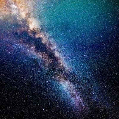 Link zur Beschreibung der aktuellen Ereignisse am Sternhimmel im Oktober – Das Bild zeigt einen Teil der Milchstraße. Oben links befindet sich ein Teil ihres verdickten Zentralbereichs. Von hier zieht sich das Band der Milchstraße nach rechts unten.  