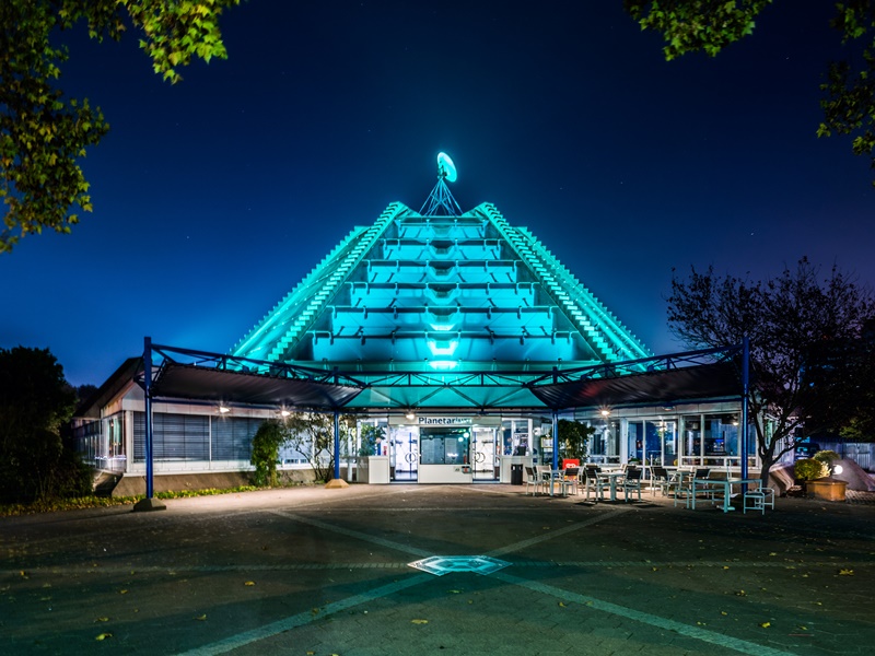 Das Bild zeigt den Eingangsbereich des neuen Mannheimer Planetariums aus dem Jahr 1984 auf dem Europaplatz von außen.