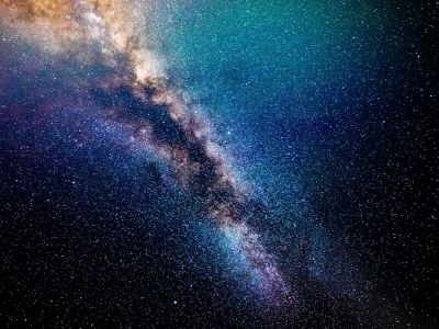 Link zur Beschreibung der aktuellen Ereignisse am Sternhimmel im Oktober 2025 – Das Bild zeigt einen Ausschnitt der Milchstraße.