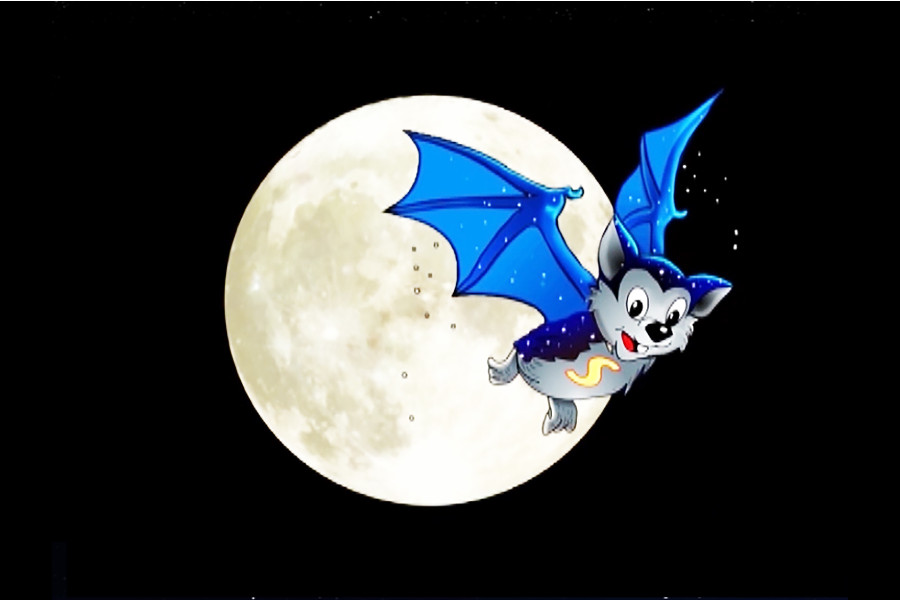 Das Bild zeigt die Fledermaus Skybat, die durch den Nachthimmel fliegt. Ihre Flügel sind blau und sie hat den Großbuchstaben „S“ in Gelb auf der Brust. Im Hintergrund steht der Vollmond (künstlerische Darstellung).