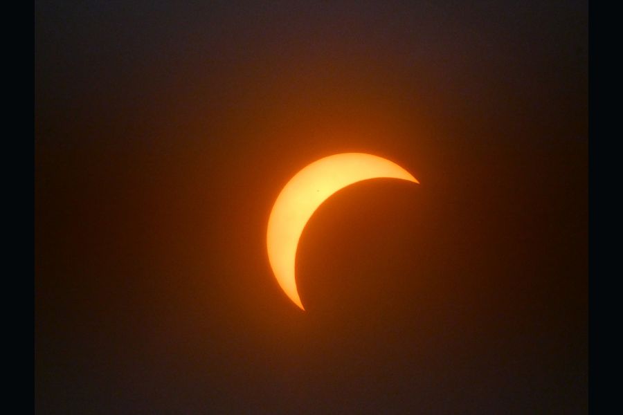 Das Bild zeigt eine partiellen Sonnenfinsternis. Der Mond bedeckt zu 90 Prozent die Sonnenscheibe.