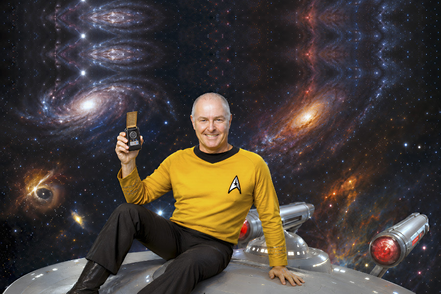 Die Fotomontage zeigt Hubert Zitt auf einem Modell des Raumschiffs „Enterprise“ sitzend. In der rechten Hand hält er ein Modell des „Kommunikators“, den die Personen aus der Kult-Serie „Star Trek“ und den zugehörigen Spielfilmen verwenden.
