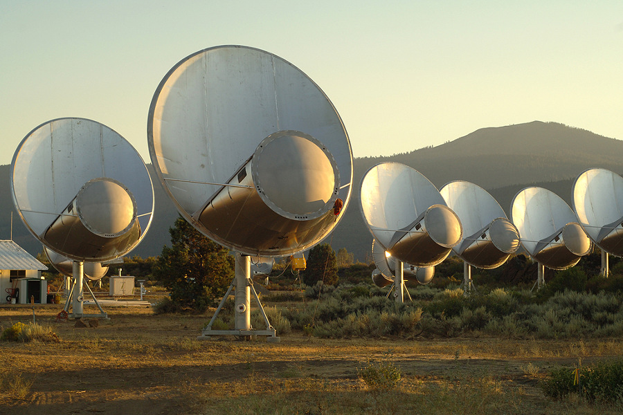 Das Bild zeigt mehrere Radioantennen des „Allen Telescope Array“ (ATA) in Kalifornien, das unter anderem für die Suche nach außerirdischem Leben eingesetzt wird.