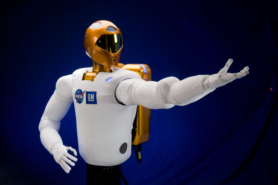 Das Bild zeigt den „Robonaut 2“, einen humanoiden Roboter, der von der NASA und der Defense Advanced Research Projects Agency (DARPA) für Außenbordeinsätze bei Weltraumflügen oder Raumstationen konzipiert wurde.