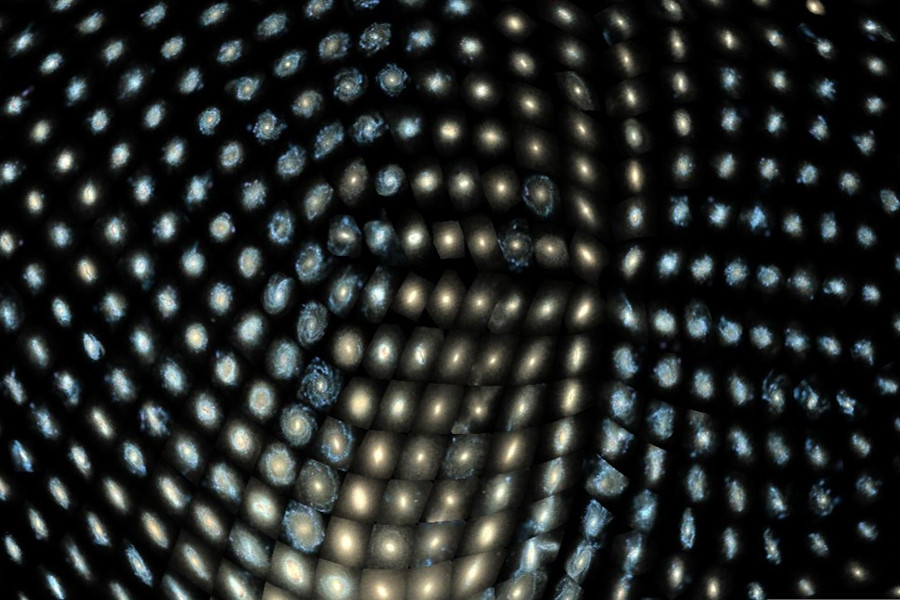 Das Bild zeigt eine große Zahl verschiedenartiger Galaxien, die kachelartig übereinander und nebeneinander angeordnet sind (künstlerische Darstellung). Das Bild zeigt eine große Zahl verschiedenartiger Galaxien, die kachelartig übereinander und nebeneinander angeordnet sind (künstlerische Darstellung).