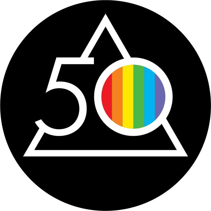 Das Bild zeigt das Logo anlässlich des 50-jährigen Jubiläums von „Dark Side of the Moon“ von Pink Floyd: die Zahl 50 vor einem Dreieck in weiß auf schwarzem Hintergrund. Die Ziffer 0 ist mit vertikalen Streifen in den Farben des Regenbogens ausgemalt. Das Bild zeigt das Logo anlässlich des 50-jährigen Jubiläums von „Dark Side of the Moon“ von Pink Floyd: die Zahl 50 vor einem Dreieck in weiß auf schwarzem Hintergrund. Die Ziffer 0 ist mit vertikalen Streifen in den Farben des Regenbogens ausgemalt.