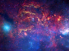 Das Bild zeigt eine Detailaufnahme des Zentrums der Milchstraße mit zahlreichen Sternen, die in leuchtende Gas- und Staubnebel eingehüllt sind. Es handelt sich um ein Kompositbild, für das Aufnahmen im Infrarot- und Röntgen-Licht überlagert wurden.