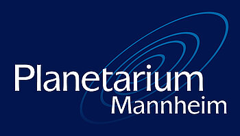 Das Bild zeigt das Logo des Planetarium Mannheim mit weißer Schrift auf dunkelblauem Hintergrund.