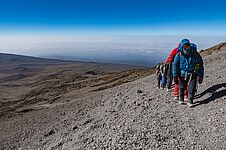 Eine Gruppe von Bergsteigern auf dem Kilimandscharo.