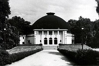 Das Bild zeigt den Eingangsbereich des alten Mannheimer Planetariums aus dem Jahr 1927 im unteren Luisenpark von außen.