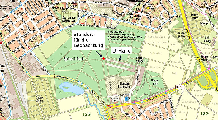 Das Bild zeigt einen Stadtplan von Mannheim, auf dem der Spinelli-Park auf dem ehemaligen BUGA-Gelände dargestellt ist. Zusätzlich eingezeichnet ist der Beobachtungsstandort für die Veranstaltung des Planetariums zur partiellen Sonnenfinsternis.