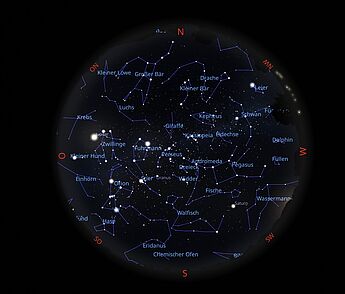 Das Bild zeigt eine Sternkarte mit dem Sternenhimmel am 31.10.2025 um 0:00 Uhr.