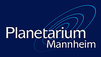 Das Bild zeigt das Logo des Planetarium Mannheim mit weißer Schrift auf dunkelblauem Hintergrund.