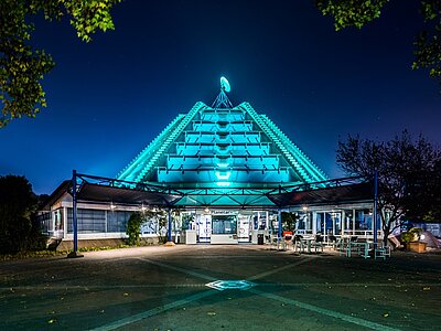 Das Bild zeigt den Eingangsbereich des neuen Mannheimer Planetariums aus dem Jahr 1984 auf dem Europaplatz von außen.