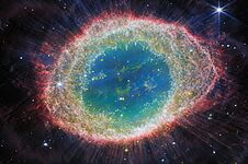 Das Bild zeigt den Ringnebel, es wurde vom James-Webb-Weltraumteleskop aufgenommen.